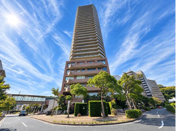 横須賀の空にそびえる堂々たるタワーレジデンス。