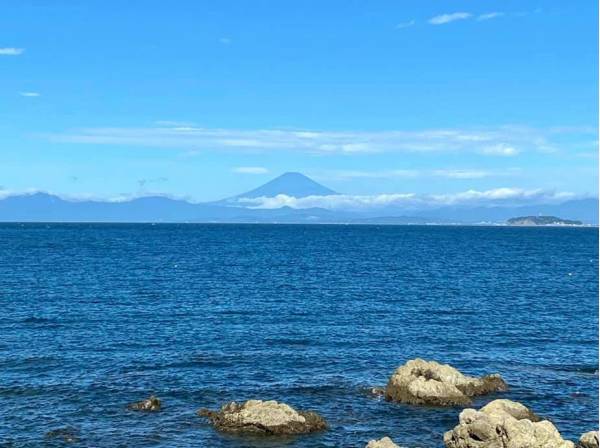富士山を望む森戸海岸 (約1200ｍ)
