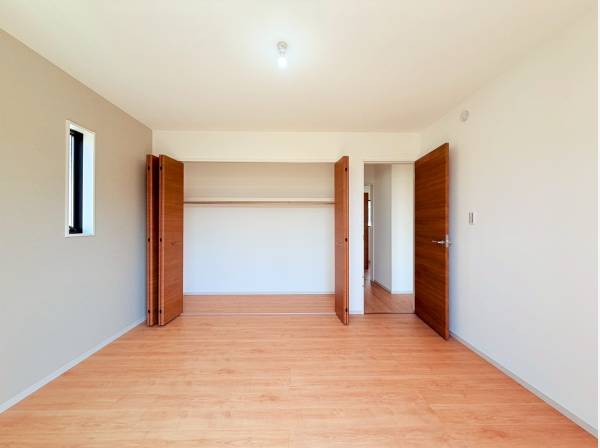 各居室にはクローゼット収納を備えております