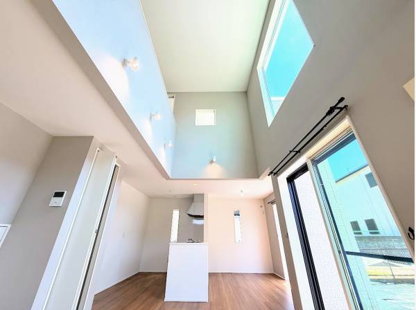 大きな吹き抜けがお部屋に開放感を与えてくれます