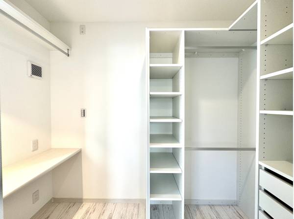 収納棚完備のウィークインクローク