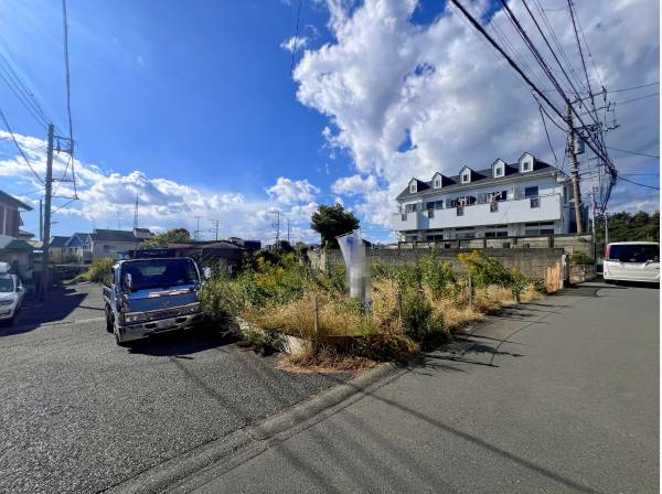 角地で開放感がございます