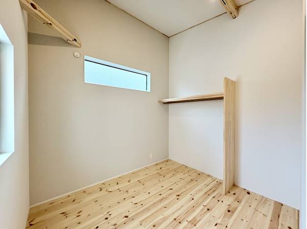 2階の洋室約6帖。天井を高く設けた広々とした洋室です