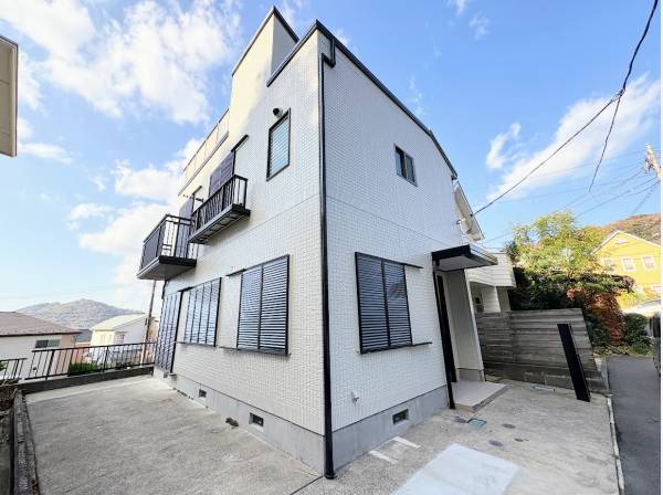 葉山の空に映えるスタイリッシュな外観