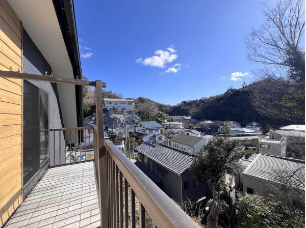 鎌倉らしい豊かな緑をバルコニーから堪能