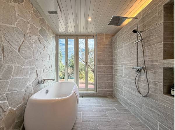 ルオープンサッシでウッドデッキテラスと繋がるバスルーム