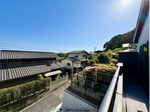 バルコニーも日当たり良好！風も通りますよ！