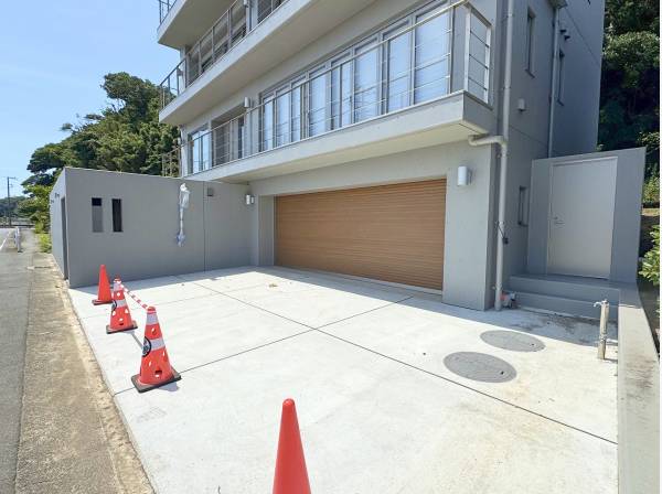 ガレージ前にもこれだけのスペース。車３台分は優にあります。