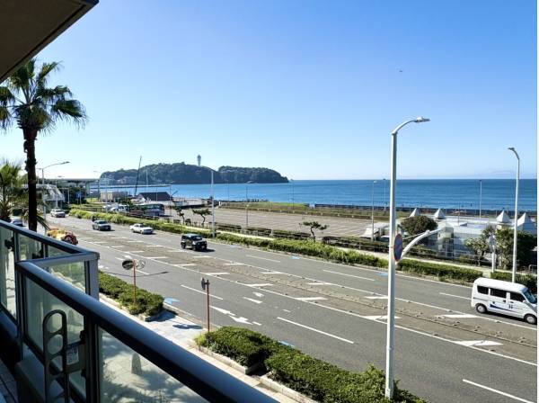 左手に湘南を代表する江の島を！