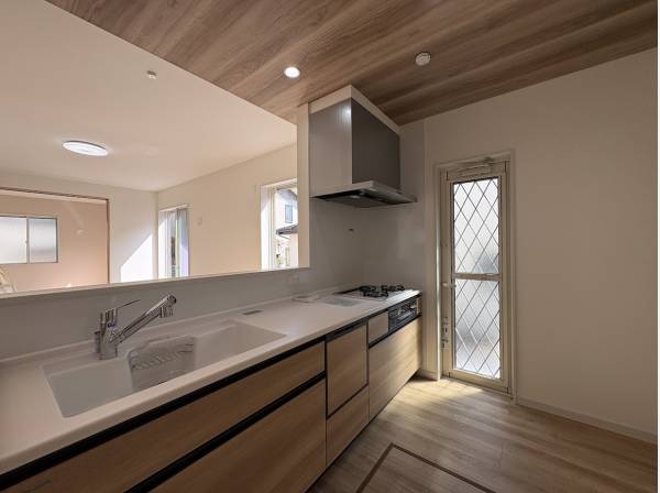 家族の顔が見える対面式キッチン