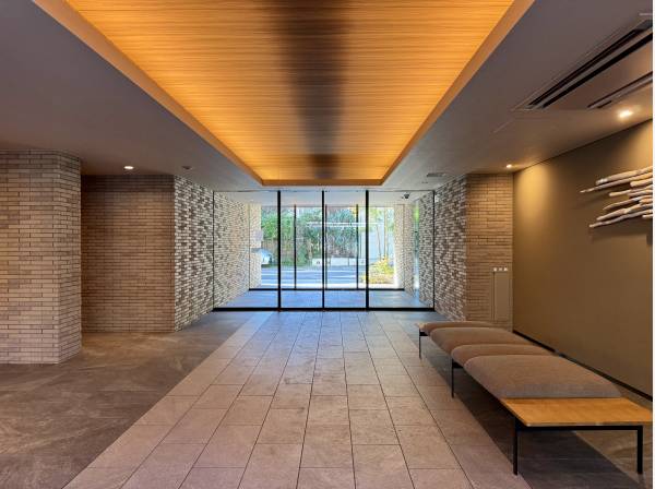 重厚感あふれるエントランホール（共用部）