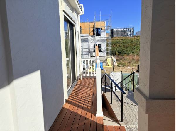 玄関横にはちょっとしたウッドデッキ