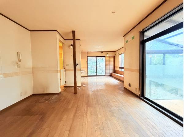 これからリノベーションの室内ですが、大変明るいです♪
