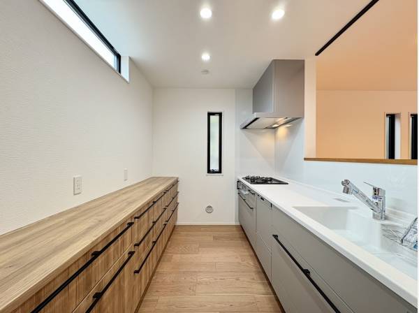 キッチンスペース　カップボード付きです♪