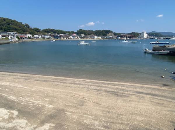 佐島漁港まで徒歩8分（640m）新鮮な魚介類をゲットできます！