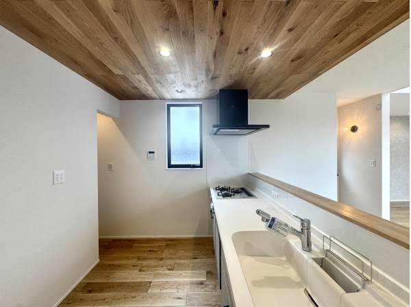 キッチン上部は板張り