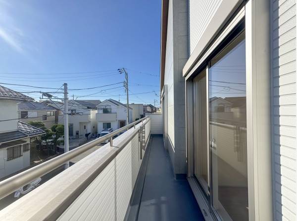 ワイドタイプのバルコニーは陽当たり良好！お布団も並べて干せそうです