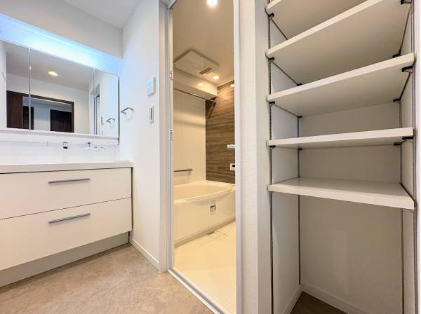 収納もあるサニタリールーム、バスルーム