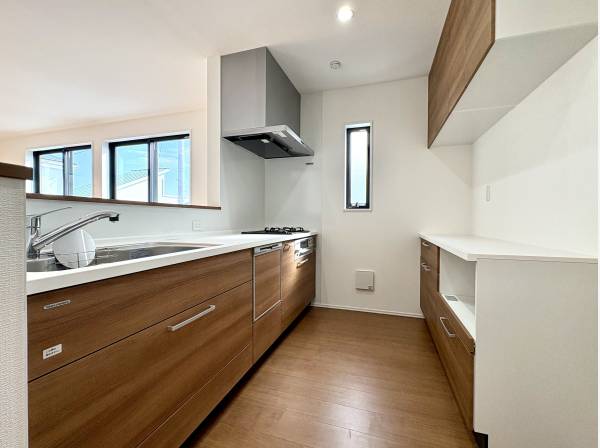 対面式システムキッチンは食洗機と浄水器とカップボード付き