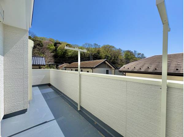 広いバルコニーは開放感があり陽光が差込む明るい空間