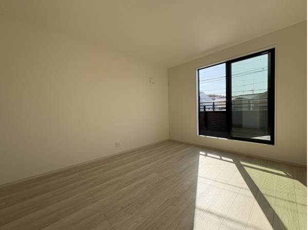 ゆとりある洋室には暖かな日が入ります