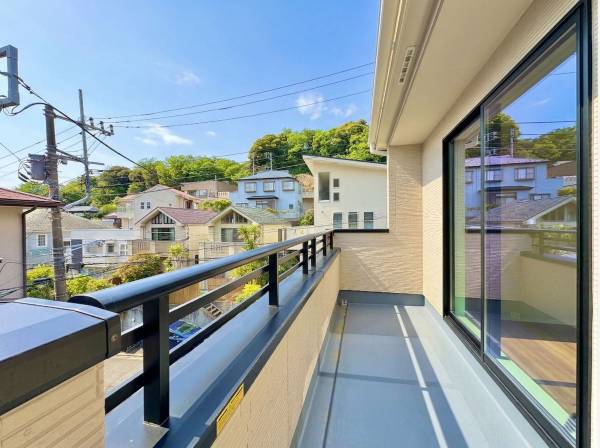 広いバルコニーは開放感があり陽光が差込む明るい空間