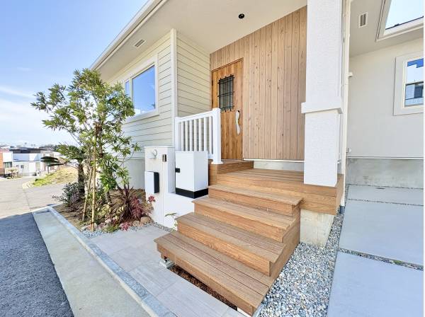 住まいの顔となる、ゆとりと開放感を備えた玄関