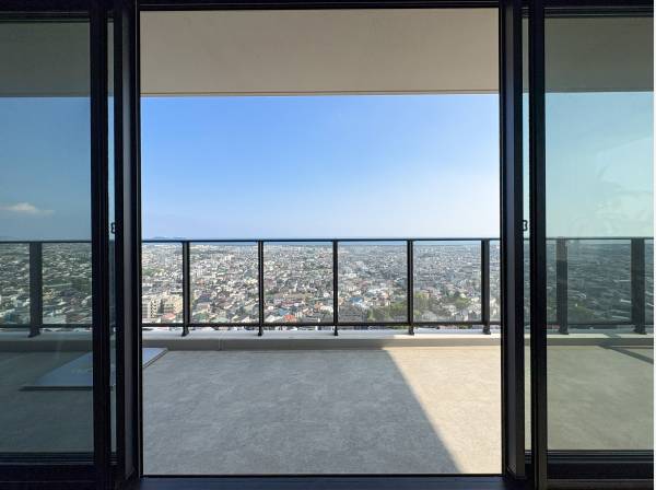 南西角部屋になりますので、南側と西側はガラスになっており迫力満点です！