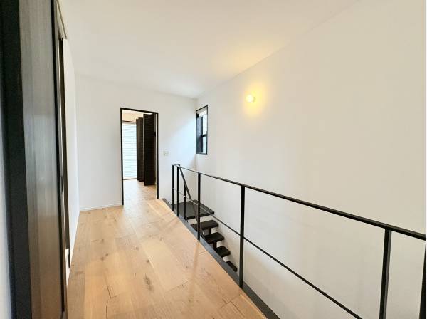 白のクロスと木製の床材がお洒落な3階通路