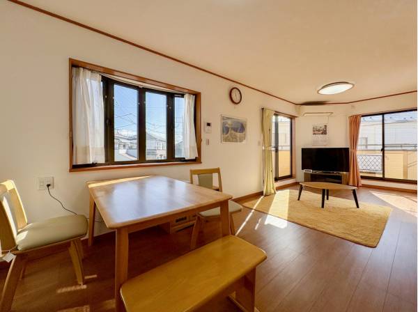 青空をワイドに望むアール窓