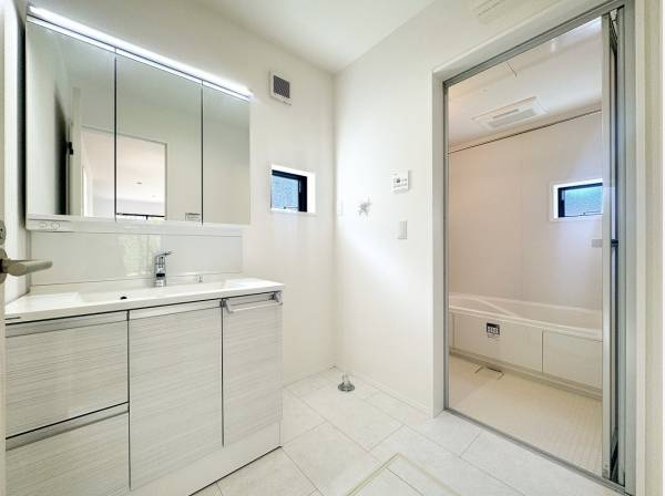 白で統一されたピカピカの水周りは気持ちがいいですね