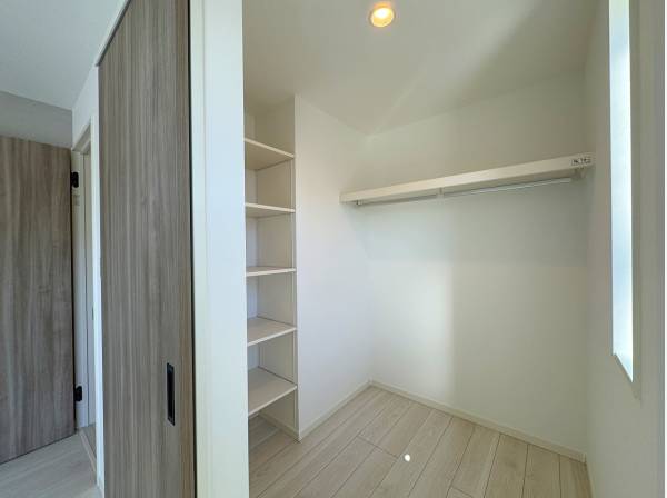 使い易さ重視のウォークインクローゼットも。