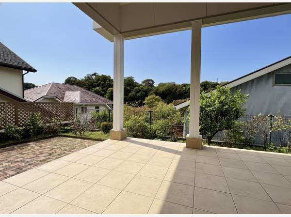 リビングから繋がるテラスからは美しい山並みを眺めます。