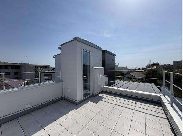 広々としたルーフバルコニー