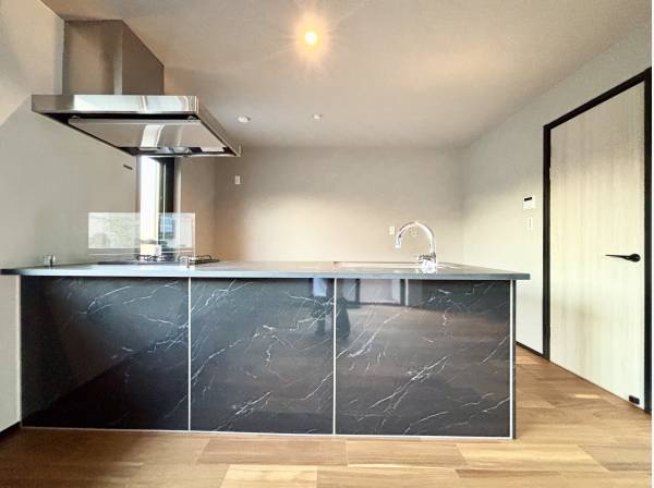 重厚感あるキッチンスペース