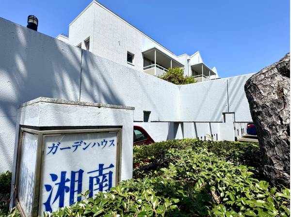 統一感ある街並みに佇む、洗練されたデザインの集合住宅。