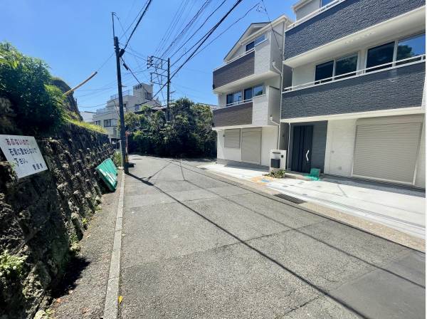 前面道路は4.5ｍ以上のため駐車も楽ちんです