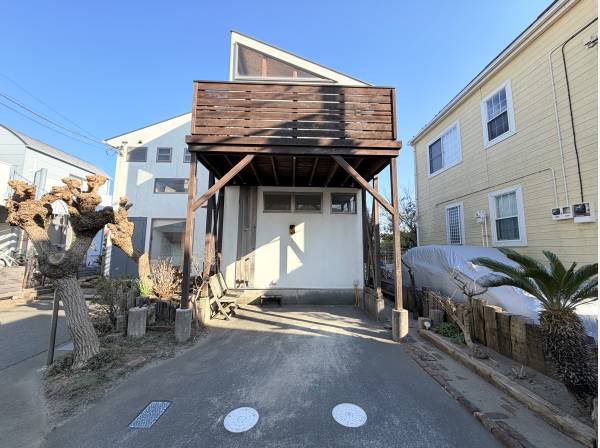 ウッドデッキの下は駐車スペースになっています
水栓付きです