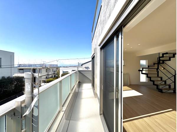 リビングから繋がるバルコニー