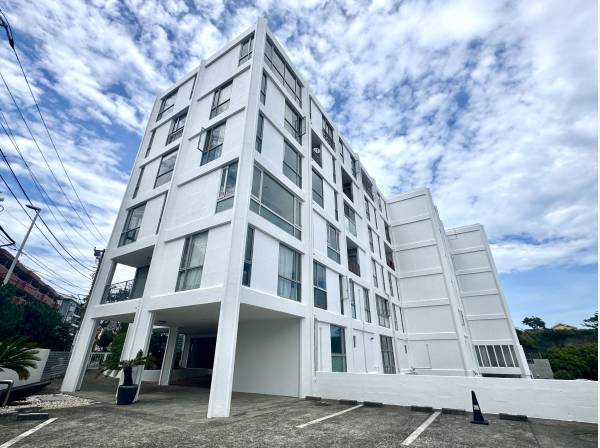 白亜の爽やかな外観は古さを感じさせません