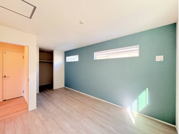 アクセントクロスがかわいらしい洋室