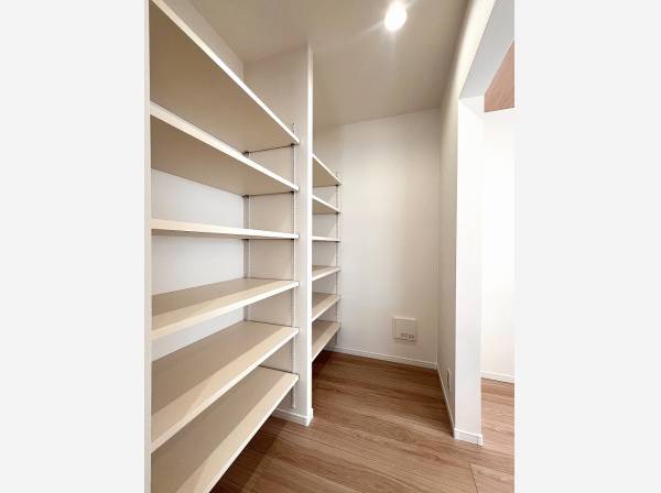 キッチンから水周りへと通り抜けが可能な大容量のパントリー