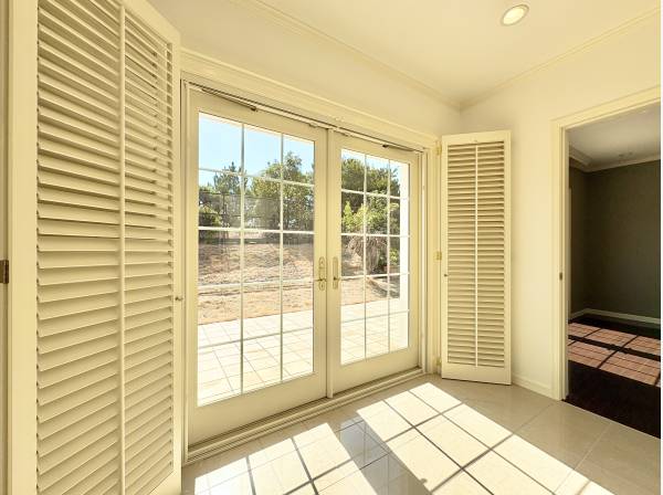 美しいルーバーの扉を開くと大きなデッキがあり、その先に波の音を感じる。