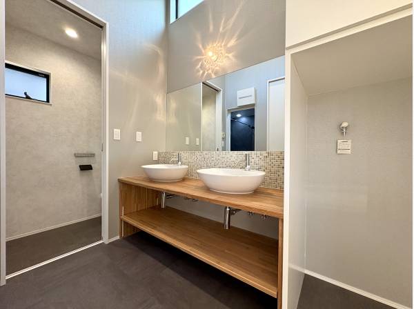 ツインボウルが美しく調和する洗面スペース