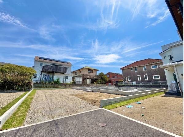 前面道路は交通慮が少なくお子様にも安心な環境※舗装など一部AIによるイ