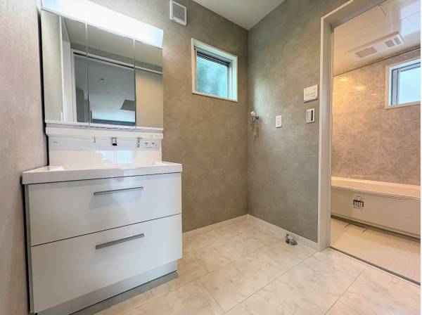 広いサニタリールーム、バスルーム