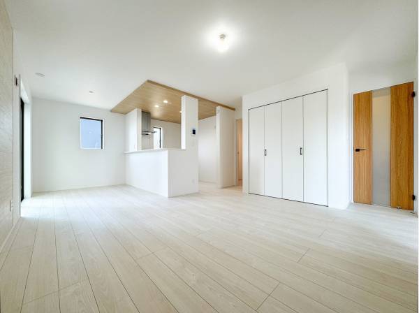 ホワイトの中にウッドのアクセントが効いた明るいLDK