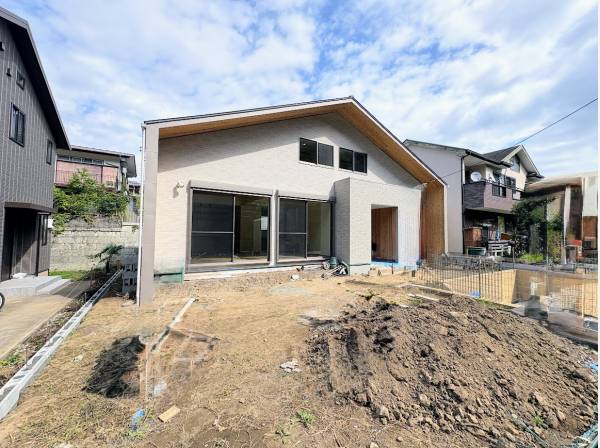 リビング前には広い庭ができ、ガーデニングが楽しめます