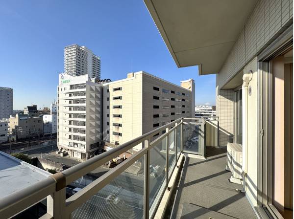 2面バルコニーで開放感溢れる住戸です。