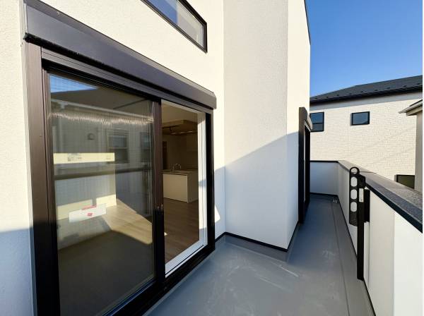 ゆとりあるバルコニーは日当たり良好